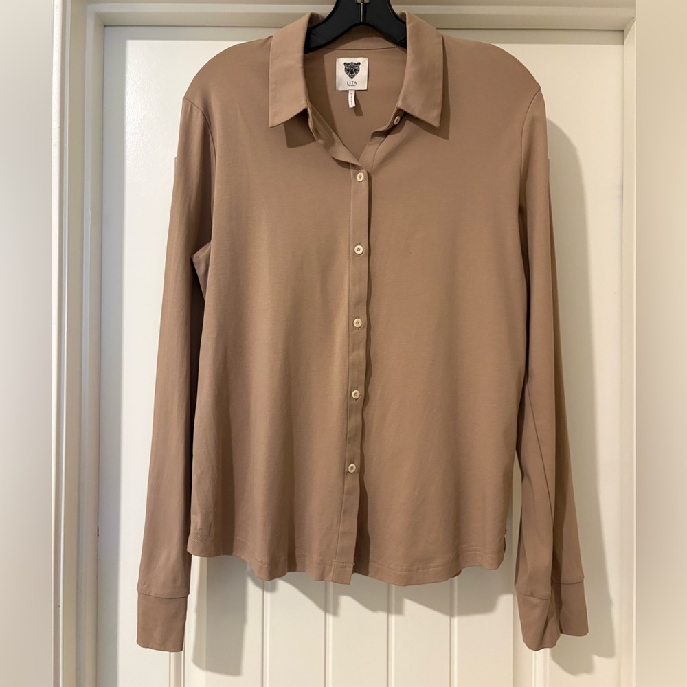 LITA by Ciara Luxe Stretch Button-Down – Effortless Neutral Staple 🤎